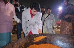 अन्नपूर्णा मंडप में रात के समय बागेश्वर महाराज ने किया किचन का काम, भक्तों के लिए बनाई प्रसादी