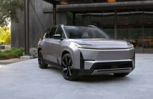 Toyota ने पेश की 3-रो इलेक्ट्रिक SUV, जानें क्या होगी भारत में उपलब्धता