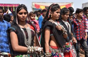 भगोरिया हाट में मची उत्सव की रौनक, युवा और बुजुर्ग पारंपरिक अंदाज में हुए शामिल
