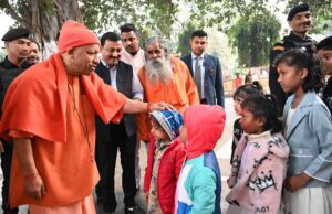 गोरखनाथ मंदिर में मुख्यमंत्री ने किया जनता दर्शन का आयोजन, करीब 150 लोगों से मुलाकात कर सुनीं समस्याएं