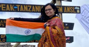 इंदौर की आंकाक्षा ने किलिमंजारो चोटी पर चढ़कर साड़ी में लहराया तिरंगा, 19,000 फीट की ऊंचाई पर किया कारनामा