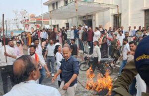 प्रदर्शन ने पकड़ा तूल, पुतला दहन के बाद कांग्रेस का थाना घेराव