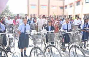 छात्रों को प्रोत्साहन: स्वामी आत्मानंद उत्कृष्ट हिंदी विद्यालय एनसीडीसी के 68 विद्यार्थियों को साइकिल वितरण
