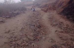 ग्रामीणों को हो रही आने जाने में असुविधा पहुंच मार्ग हुआ गड्ढे पत्थरों में तब्दील