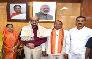 राष्ट्रपति पुरस्कार विजेता ढोकरा शिल्प कलाकारों की राज्यपाल रमेन डेका से सौजन्य मुलाकात