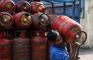मंडीदीप में LPG एजेंसी पर छापा, 200 से ज्यादा सिलेंडर जब्त; जबलपुर में पुलिस ने हॉकर के घर से 10 सिलेंडर और 47 गैस बुक बरामद