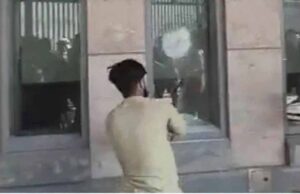 कराची में उग्र प्रदर्शन: खामेनेई की मौत पर अमेरिकी दूतावास के बाहर पुलिस से झड़प