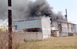 धधकी राइस मिल, आग बुझाने के लिए टीम और ग्रामीणों की कड़ी मशक्कत