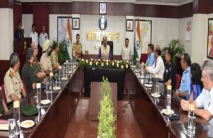 राज्यपाल रमेन डेका से रक्षा महाविद्यालय के अध्ययन दल ने रायपुर में की सौजन्य भेंट