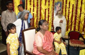वृंदावन आश्रम में राष्ट्रपति द्रौपदी मुर्मू की प्रेमानंद महाराज से मुलाकात, राधे-राधे के साथ स्वागत