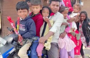 9 लोग, 1 बाइक: जान जोखिम में डालकर मौत की ओर बढ़ता सफर, वीडियो देखकर पुलिस के उड़े होश