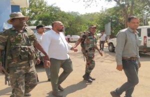रिश्वतखोरी पर कड़ा वार, सरायकेला में 5 लाख लेते सरकारी कर्मचारी समेत दलाल पकड़े गए