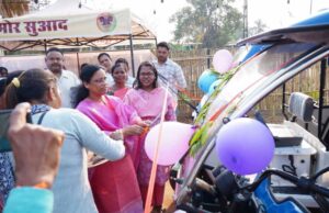 लखपति दीदी पहल के अंतर्गत 04 महिलाओं को ई-रिक्शा वितरित