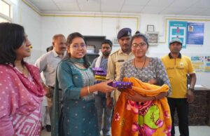 नवजात लाड़ली बालिका शिशुओं व कार्यरत महिला कुलियों का हुआ सम्मान