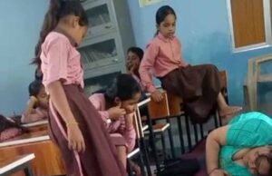 चित्रकूट में छात्राओं से मालिश कराते दिखीं हेडमास्टर
