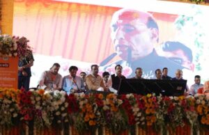योगीजी ने गेरुए वस्त्र में सिंगापुर-जापान जाकर केसरिया रंग और पक्का किया