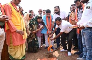 ग्रामीण विकास को नई रफ्तार: राजस्व मंत्री टंकराम वर्मा ने 7.82 करोड़ की लागत से बनने वाले नवापारा–सकरी–सतभांवा मार्ग का किया भूमिपूज
