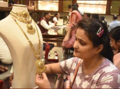 सोना-चांदी की कीमतों में आई भारी गिरावट, चमक पड़ी फीकी, जानें आज के रेट