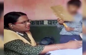 वीडियो वायरल: कान में ईयरफोन और मोबाइल पकड़े छात्र से मैडम बोलीं- पंखा करो