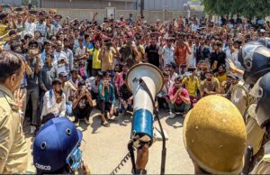 सैलरी बढ़ोतरी की मांग पर कर्मचारी अड़े, फैक्ट्रियों में काम रुकने से पुलिस पर पत्थरबाजी