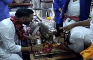 महाकाल के दरबार में अक्षय कुमार और टाइगर श्रॉफ: नंदी से की देश की तरक्की की कामना, डिंपल कपाड़िया भी थीं साथ