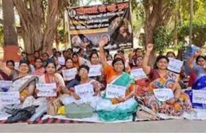बिहार की महिलाओं का सफेद कपड़ों में सत्याग्रह, नीतीश की विरासत के लिए निशांत कुमार के नाम पर अड़ीं प्रदर्शनकारी