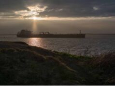 खाड़ी में तनाव से कच्चे तेल पर संकट, उत्पादन 57% तक गिरने की आशंका