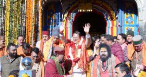 केदारनाथ धाम के कपाट खुलते ही महादेव का जयकारा, दर्शनार्थियों पर हुई पुष्प वर्षा