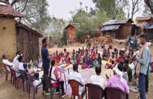 सरायकेला के कोमाय क्षेत्र में विकास की जगी नई उम्मीद, पगडंडियों के सहारे बांदूबेडा और लोटाबुरु पहुंचे विधायक