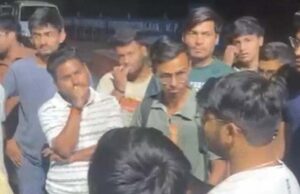 आरजीपीवी में छिपकली कांड के बाद कैंटीन बंद, छात्रों ने गेट पर किया विरोध प्रदर्शन