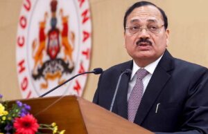 CJI सूर्यकांत ने सुप्रीम कोर्ट में पहली बार लिया मोबाइल, कौन था संदेश भेजने वाला?