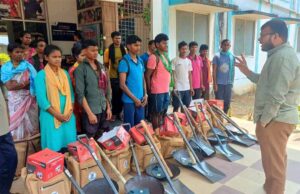 कलेक्टर ने लाइवलीहुड कॉलेज में 32 पुनर्वासित युवाओं को मेसन किट वितरण किया