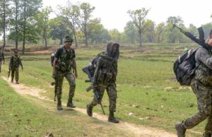 नक्सल मोर्चे पर अलर्ट: सीमा के जंगल में मिला विस्फोटक जखीरा, CRPF की सघन तलाशी अभियान जारी