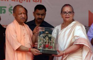 मुख्यमंत्री योगी आदित्यनाथ ने लखनऊ नगर निगम के बेहतर कूड़ा प्रबंधन के लिए 250 इलेक्ट्रिक एवं सीएनजी वाहनों को किया फ्लैग ऑफ