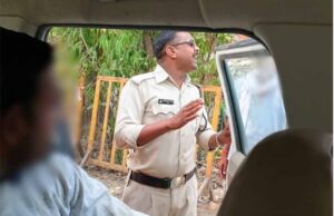 हरदा के डायल-112 हीरोज रेलवे ट्रैक पर खड़े व्यक्ति की सतर्कता से बचाई जान समझाइश देकर परिजनों के सुपुर्द किया