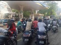 ईंधन संकट की आशंका से रांची में हड़कंप, लोग भरवा रहे टंकियां फुल