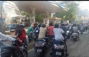 ईंधन संकट की आशंका से रांची में हड़कंप, लोग भरवा रहे टंकियां फुल