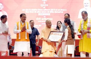 सीएम योगी के हाथों सम्मान पाकर अभिलाषा बोलीं- ‘डॉक्टर बनना है सपना’