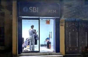 बाहर ATM, अंदर नाई की दुकान! कैश लेने गए लोग वीडियो देखकर चौंके
