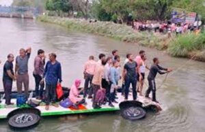 तेज रफ्तार बस रेलिंग तोड़ रामगंगा नहर में पलटी, बचाव कार्य जारी