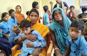 स्कूल में खाना खाते ही बिगड़ी बच्चों की तबीयत, स्वास्थ्य केंद्र में मचा हड़कंप