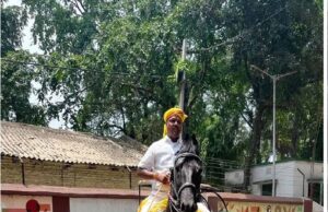 सुनील यादव का अलग अंदाज, घोड़े पर सवार होकर पहुंचे दफ्तर, सोशल मीडिया पर वायरल हुआ वीडियो