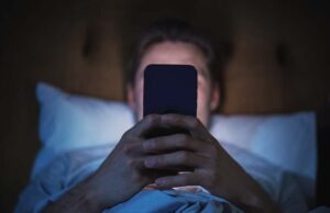 मोबाइल स्क्रीन और गिरता बर्थ रेट! रिसर्च के दावे से दुनिया में हलचल