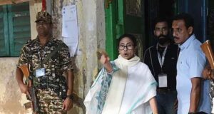 ममता की 3 घंटे की मौजूदगी और कार्यकर्ताओं का पहरा, टीएमसी के आरोप पर EC का जवाब