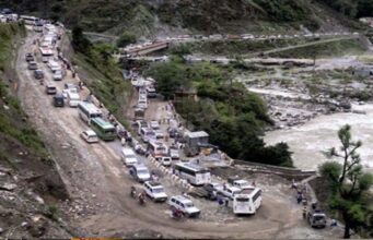 उत्तर भारत की गर्मी से पहाड़ों की ओर उमड़ी भीड़, जोशीमठ में लगा लंबा ट्रैफिक जाम