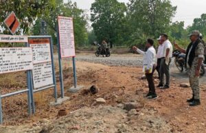 बाइक पर सवार होकर नक्सलियों के गढ़ रहे गांवों में पहुंचे कलेक्टर-सीईओ