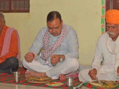 कड़ेल गांव में मुख्यमंत्री ने खाट पर बैठकर खाया खाना, सब्जियों की की तारीफ