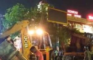 बंगाल में बुलडोजर एक्शन तेज, हावड़ा स्टेशन के बाहर अवैध दुकानों पर चला प्रशासन का डंडा