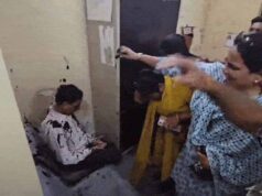 गंज थाने में हंगामा: महिला कार्यकर्ताओं ने स्याही फेंकी, पुलिस ने की कार्रवाई