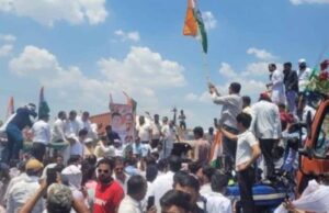 चिलचिलाती धूप में फंसे लोग, कांग्रेस के प्रदर्शन से आमजन परेशान